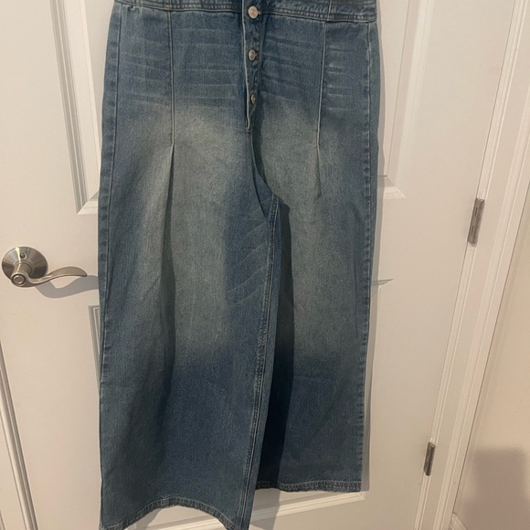 NWT Sleeveless Wide-Leg Denim Jumpsuit - Snow Washed Blue - Picture 6 of 8